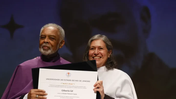 Gilberto Gil é homenageado na Uerj por contribuições culturais ao país