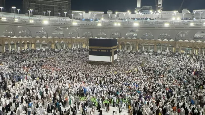 Mais de 570 muçulmanos morrem devido ao calor em peregrinação a Meca