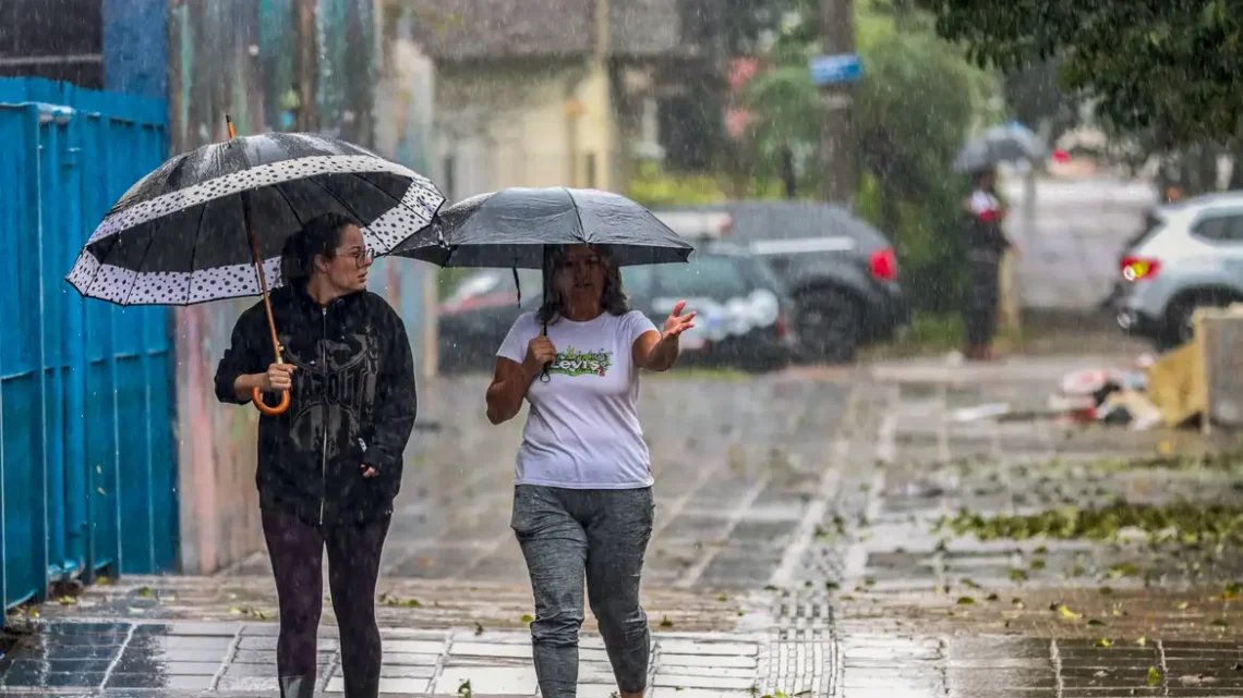 Inmet: Região Sul tem cinco alertas para temporais nesta segunda-feira (17)