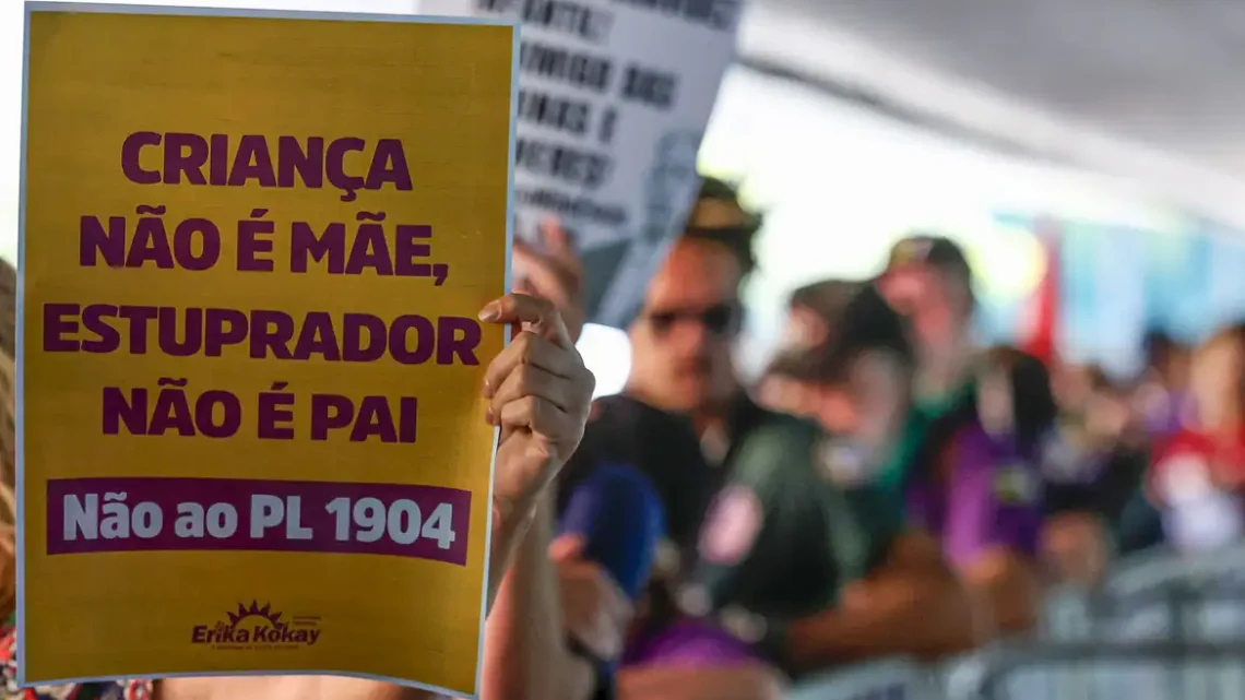 Brasília: mulheres fazem ato contra PL que equipara aborto a homicídio