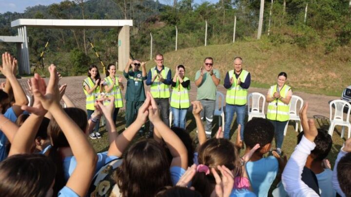 Hydro Extrusão promove visita com estudantes em seu parque ambiental em Tubarão, Santa Catarina