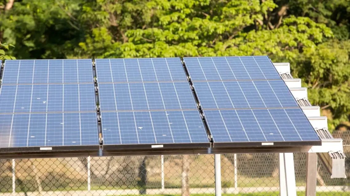 Grandes usinas solares igualam capacidade da hidrelétrica de Itaipu