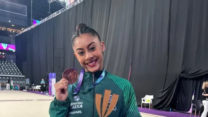 Ginasta Bárbara Domingos fatura bronze em etapa da Copa do Mundo