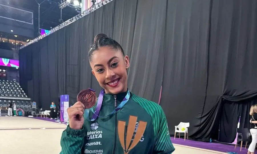 Ginasta Bárbara Domingos fatura bronze em etapa da Copa do Mundo