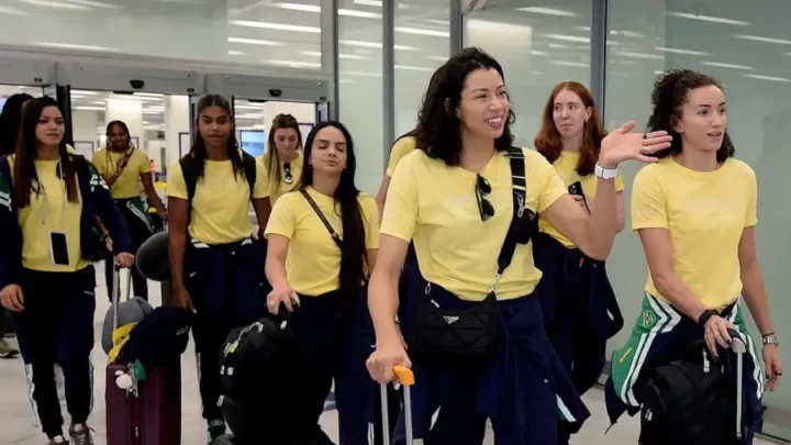 Seleção de vôlei e delegação brasileira de judô desembarcam em Paris
