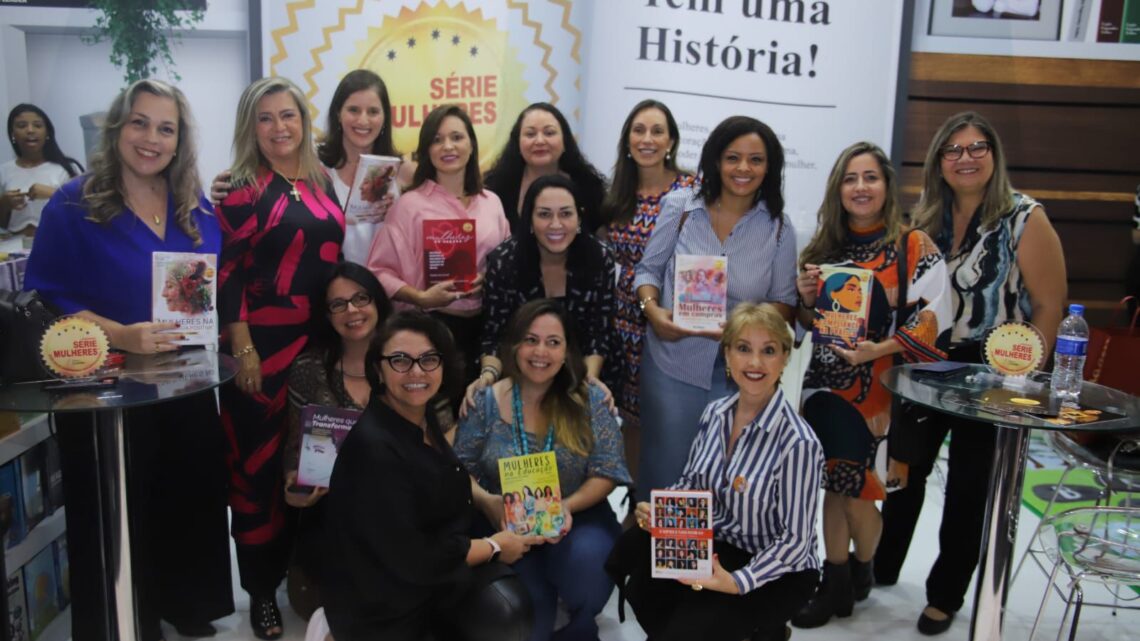 1000 autoras do Selo Editorial Série Mulheres de diversos títulos celebraram no estande da Editora Leader