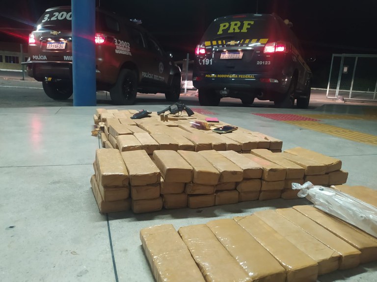 PRF e RONDESP Nordeste apreendem quase 100 kg de drogas e arma em operação conjunta em Paulo Afonso (BA)