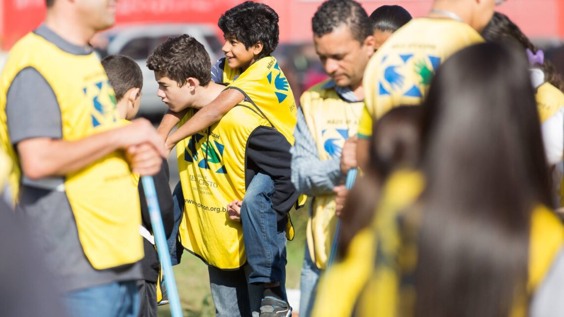 Voluntários limpam o Parque das Nações Indígenas neste sábado, dia 28