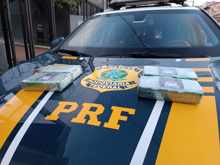 PRF apreende Pasta Base de Cocaína om passageira de ônibus na BR 381 em Pouso Alegre (MG)