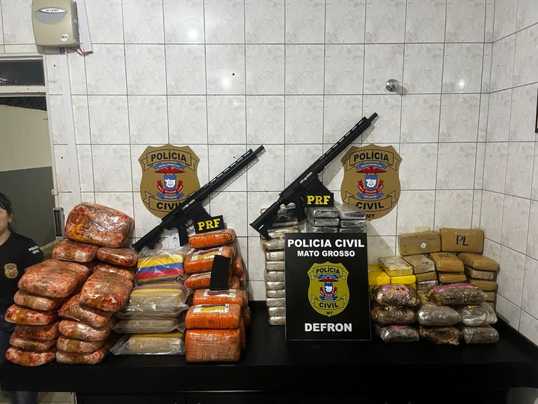 Caminhão carregado com 113 kg de drogas e arsenal de armas é interceptado após perseguição na BR-364