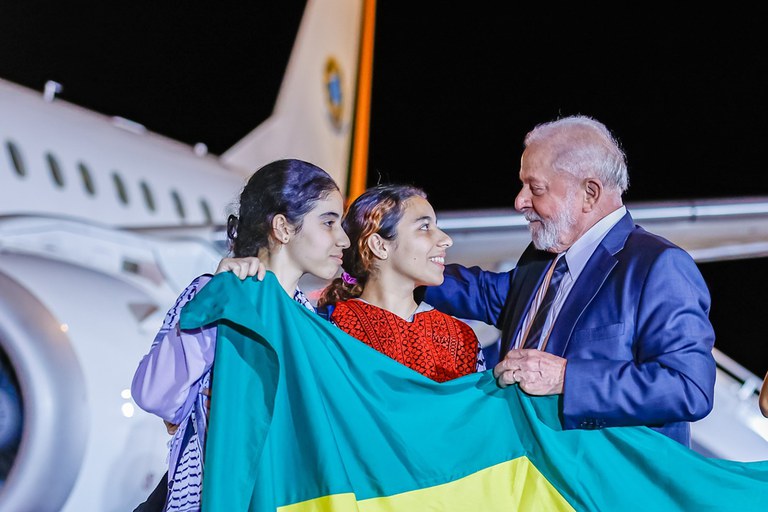 Presidente Lula recebe brasileiros repatriados do Líbano