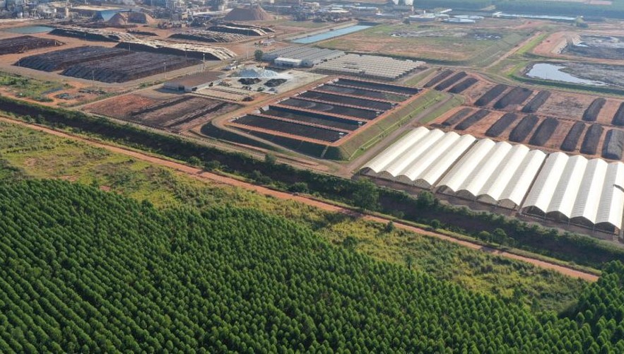 Suzano reaproveita quase 100% dos resíduos sólidos industriais para produzir insumos agrícolas na Unidade Três Lagoas