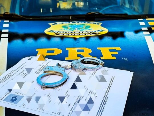 Homem de 29 anos procurado por roubo é detido pela PRF em Simões Filho