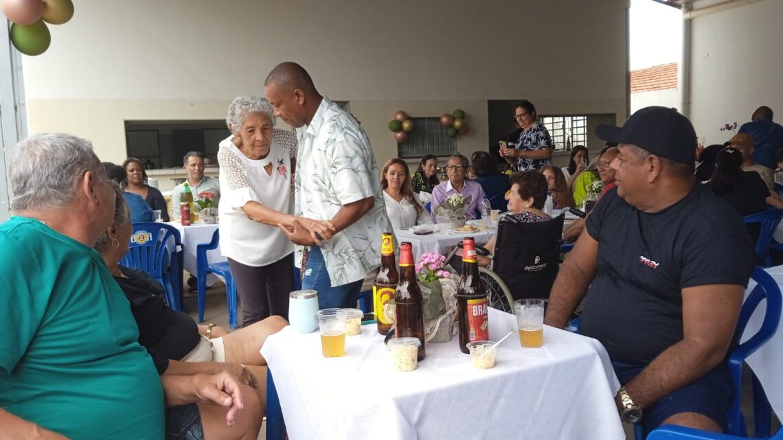 Maria do Zé Duduca comemorou aniversário com familiares e amigos neste sábado