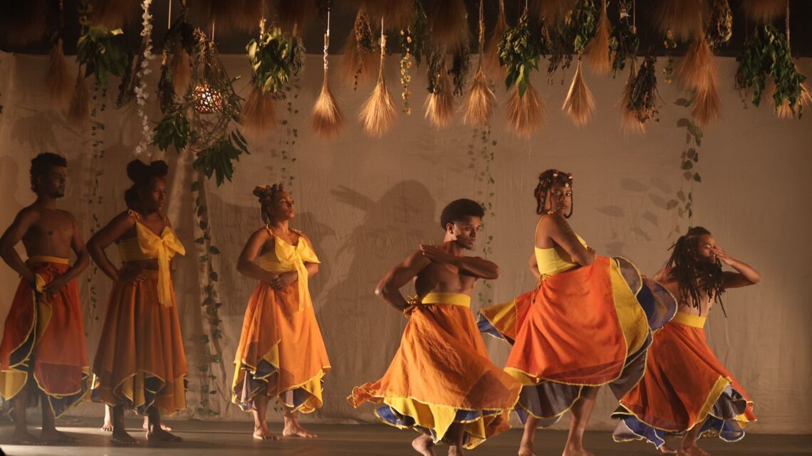 Grupo NegaÔ encanta com espetáculo Abebé e homenageia orixá Oxum na Semana pra Dança