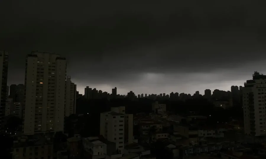 Temporal em SP derruba árvores e deixa moradores sem luz