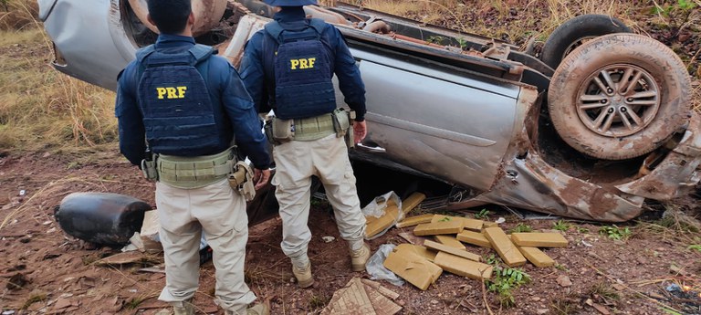 Após perseguição, PRF apreende caminhonete roubada com cerca de 418 kg de maconha no Tocantins