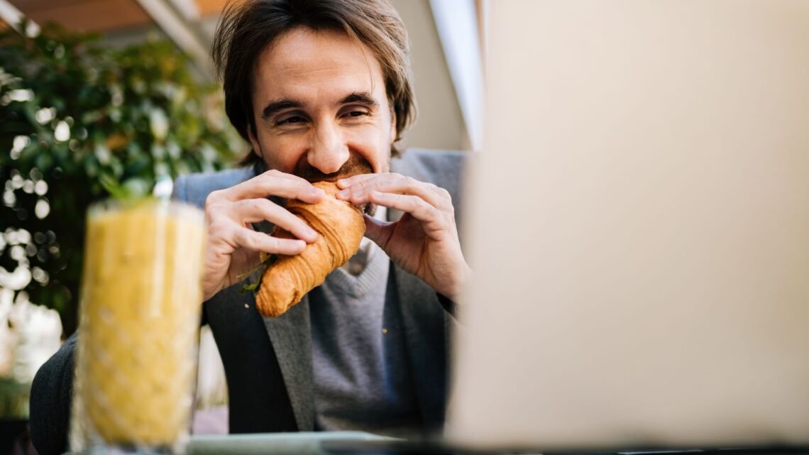 7 comportamentos que dificultam a alimentação saudável no trabalho, segundo os brasileiros