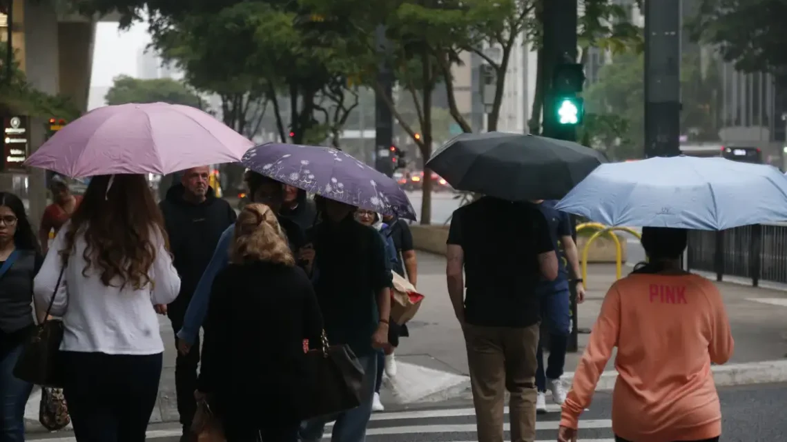 Mesmo com chuva fraca, São Paulo registra falta de luz em bairros