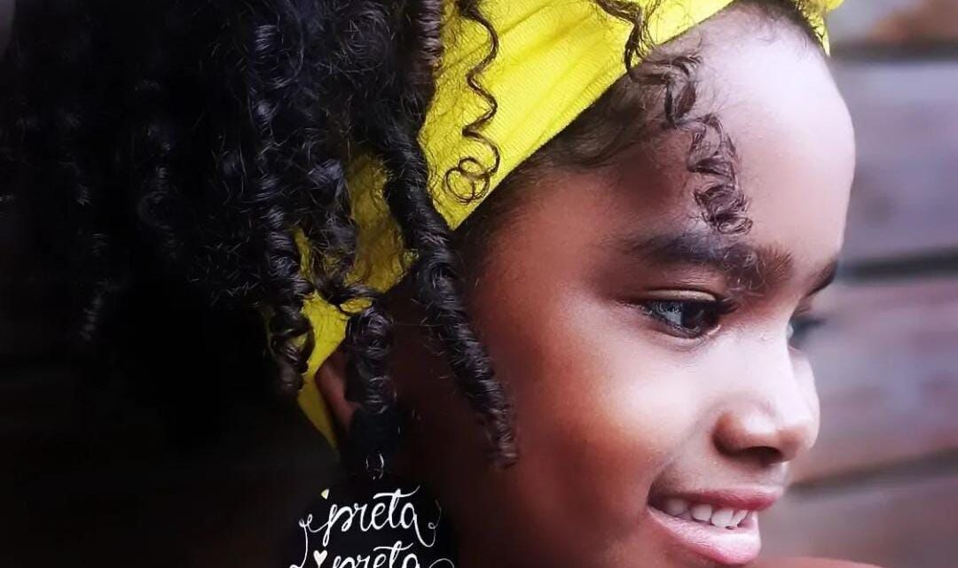 Lívia, 7 Anos, transforma autoestima em inspiração no Dia da Consciência Negra