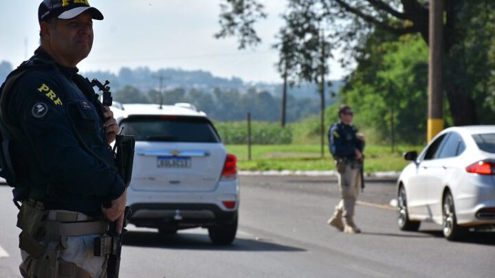 PRF apreende mais de 100 iPhones escondidos no corpo de passageiras de ônibus no Paraná