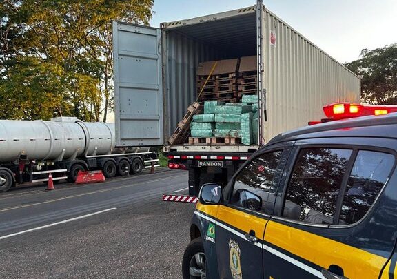 PRF apreende uma tonelada de maconha em Ivinhema (MS)