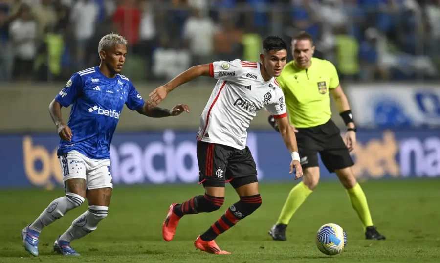 David Luiz marca de falta e Fla vence Cruzeiro em Belo Horizonte