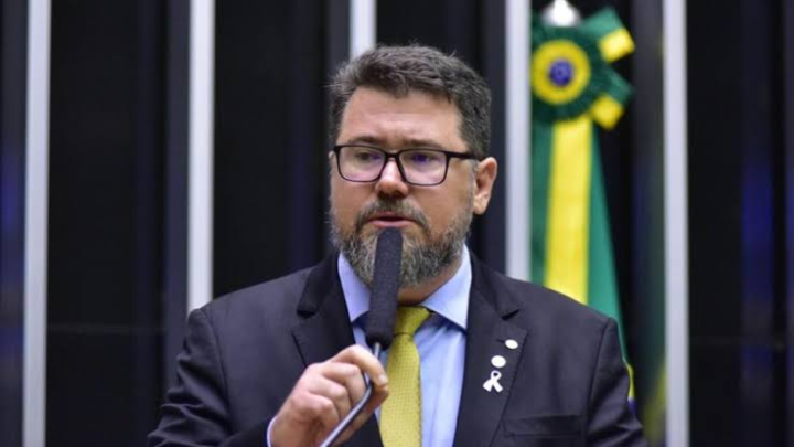 Pollon consegue assinaturas iniciais para a “PEC do salário em dobro”