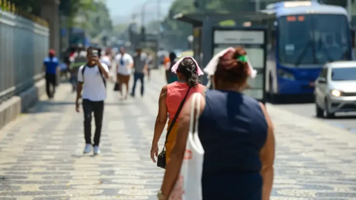 Rio de Janeiro registra 43,2°C nesta quinta-feira, temperatura recorde no ano